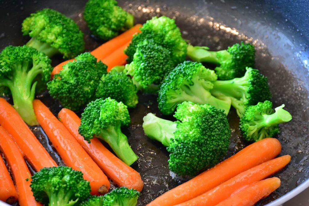 koke gulrøtter og brokkoli sammen